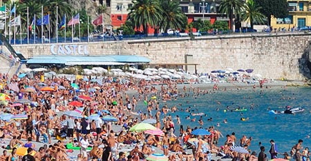 Plage sature de Nice au mois d'Aot