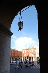 Blick auf den Place Massena von den Arkaden aus
