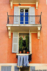 Linge pendant aux fenêtes sur la place Rossetti