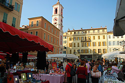 Marché sur la place du Plais de justice de Nice